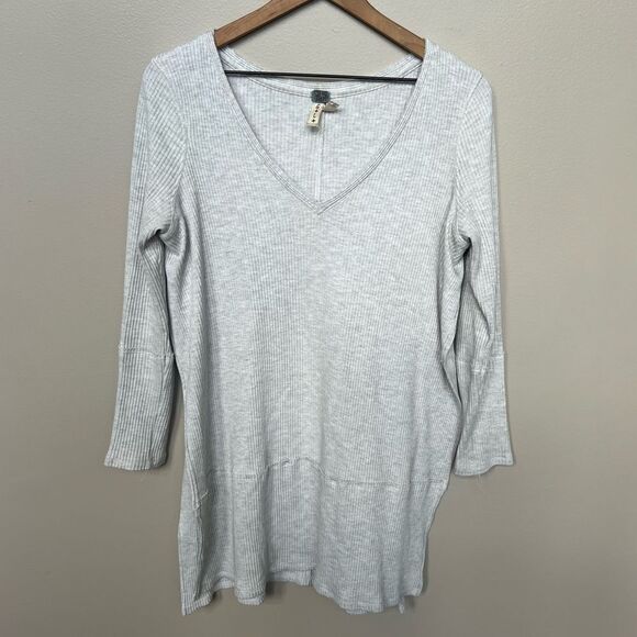We the Free Split Side Tuesday Tunic V-Neck Knit Top Size Large Light Grey - Picture 3 of 11